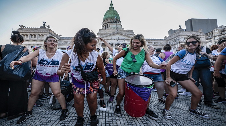 Mujeres argentinas conmemoraron la jornada con marchas por la igualdad, la libertad sexual y contra la violencia de género y emitieron consignas abolicionistas relacionadas con la descriminalización de todas las mujeres y niñas.