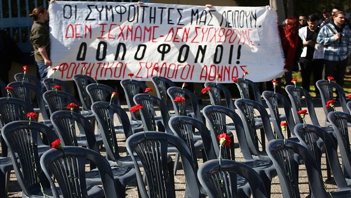 En Atenas, los manifestantes se reunieron en la plaza Syntangma, en las inmediaciones del Parlamento helénico.