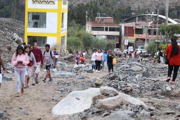 Solo en el sector Río Seco, del distrito Cieneguilla, al menos 100 familias han perdido completamente sus casas y otras 400 han sufrido daños parciales por los desplazamientos de tierra.