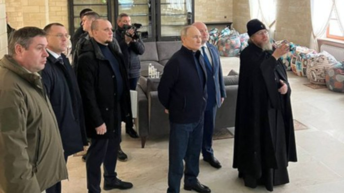 El jefe de Estado ruso estaba acompañado por el gobernador de Sebastopol, Mijaíl Razvozháev, y otras autoridades.