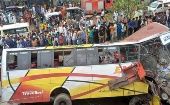 Las autoridades policiales indicaron que al momento del accidente, el autobús iba con 30 personas abordo.