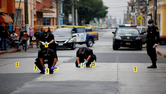 En el sitio del atentado contra el periodista, la policía recabó al menos 30 balas.