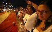 Un grupo de personas participa en una vigilia en homenaje a Rosalino Flores, frente al Palacio de Justicia en Lima, Perú.