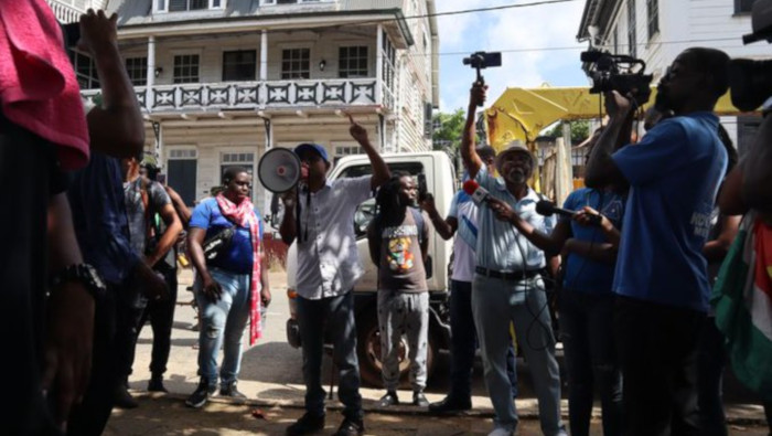 Las protestas de este viernes en Paramaribo fueron las primeras la reciente toma del parlamento.