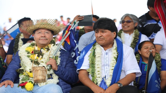 Por su parte, Evo Morales pidió “a las nuevas generaciones mucha reflexión y responsabilidad con la Patria. La verdadera unidad es con los principios antiimperialistas