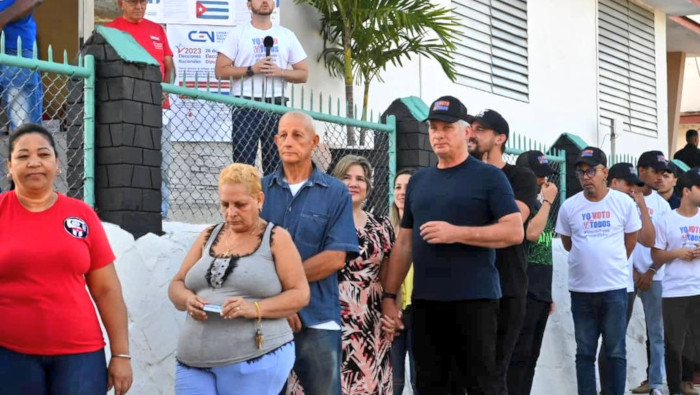 El presidente cubano Miguel Díaz-Canel, al ejercer su derecho al voto, declaró: “Vamos por más hacia otra nueva victoria revolucionaria”.