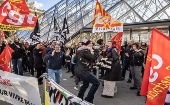 Cientos de personas protestaron el lunes frente al museo de Louvre contra la reforma del sistema de pensiones.