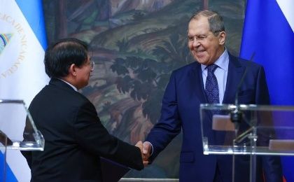 El jefe de la diplomacia nicaragüense (izquierda) sostuvo un encuentro con su par ruso y afirmó que un nuevo orden internacional está surgiendo “con la contribución activa y dinámica de Rusia, China e Irán".