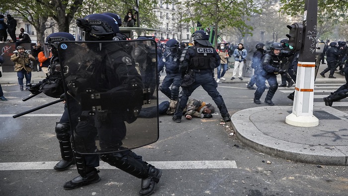 El ministro del Interior francés defendió a las fuerzas de seguridad y acusó a los manifestantes de acudir también a los actos violentos contra las fuerzas del orden.