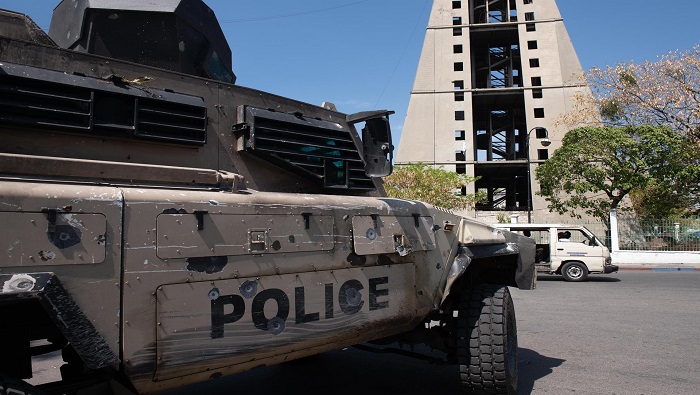 Un grupo de individuos armados que viajaban en tres vehículos con matrículas del Estado abrieron fuego contra el recinto policial.