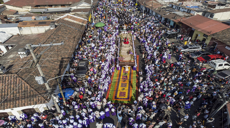 Cientos de devotos guatemaltecos participan en la procesión con la imagen de Jesús Nazareno de la iglesia La Merced durante el Viernes Santo, como parte de las celebraciones de Semana Santa. Este Viernes Santo la imagen fue llevada por las principales calles de la ciudad colonial de Antigua Guatemala.