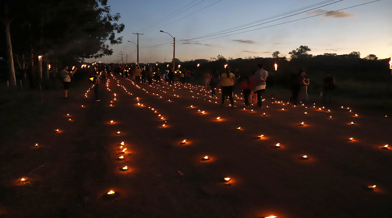 La celebración adopta características regionales, Paraguay realizó este viernes la procesión con los candiles de Apupú (naranja amarga) para iluminar el yvaga rape (camino al cielo en idioma guaraní) del Viernes Santo, en Tañarandy.