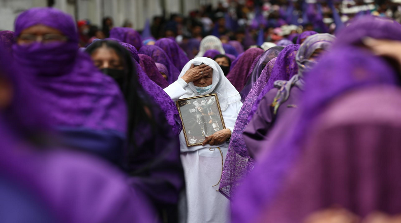 Miles de personas participan en la Procesión Jesús del Gran Poder, que recorre las calles de Quito, Ecuador, durante el Viernes Santo donde los fieles demostraron su profunda fe católica.