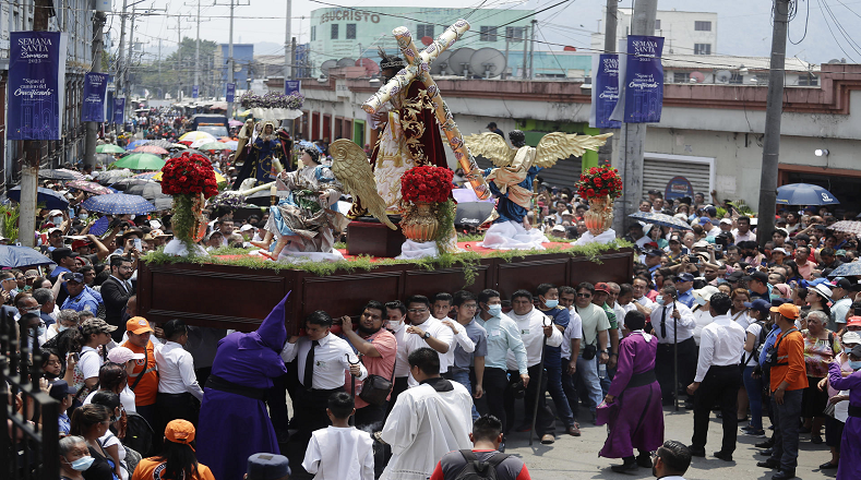 El tradicional vía crucis del municipio de San Andrés Larráinzar, estado de Chiapas, sureste de México, junta  a cientos de indígenas tzotziles que efectuaron la representación del Viernes Santo y la celebración de la pasión.