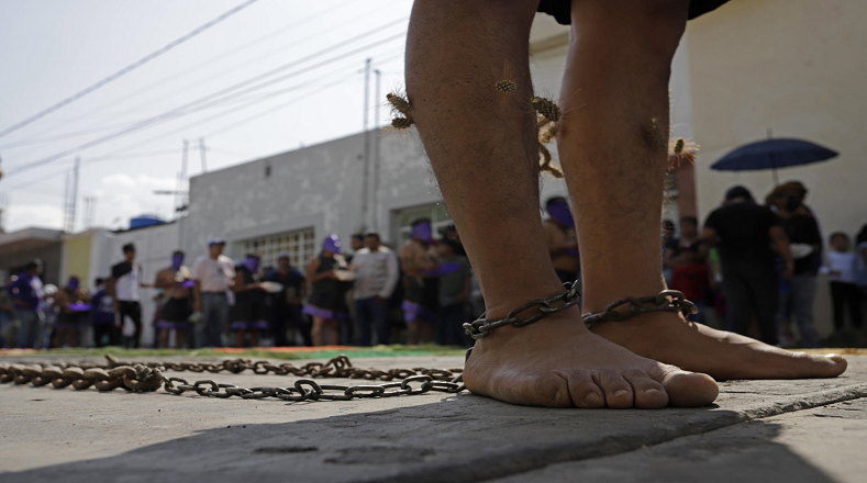 En el marco de la celebración de este Viernes Santo, con fe y dolor, salieron a las calles los engrillados, mexicanos que se colocan cadenas y espinas en el cuerpo para peregrinar por el municipio de Atlixco, del estado de Puebla, centro del país.