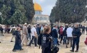 Docenas de palestinos realizaron la oración de la mañana en las calles que conducen a la mezquita de Al-Aqsa después de que se les impidiera ingresar al patio.