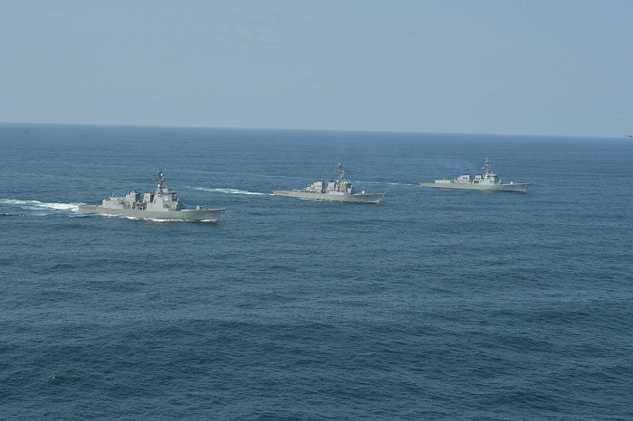Se han implicado en estas maniobras tres destructores equipados con sistemas antimisiles Aegis: el Yulgok Yi I, de Corea del Sur; el USS Benfold, de EEUU, y el Atago, de la Fuerza de Autodefensa Marítima japonesa.