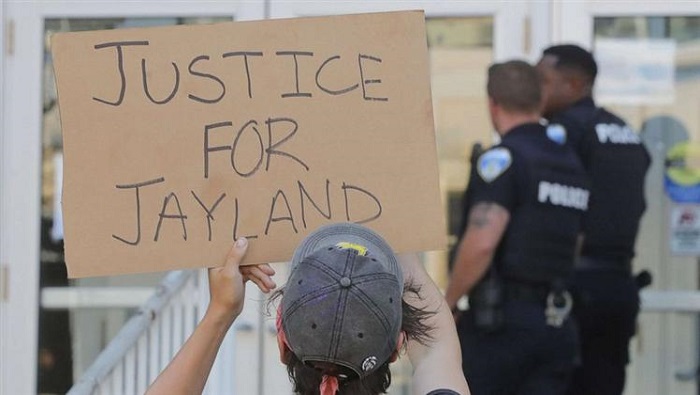 A los pocos días se difundieron imágenes del hecho; lo que provocó indignación ante la cantidad de balas contra Jayland Walker, protestas, disturbios y arrestos en Akron.
