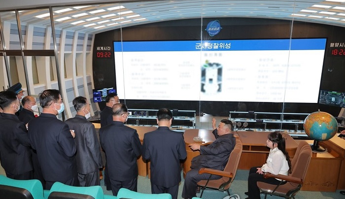 En la Agencia de Desarrollo Espacial de Corea del Norte, Kim Jong-un afirmó que la ampliación de capacidades de reconocimiento era una prioridad para contrarrestar las amenazas de Estados Unidos.