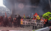 Otros manifestantes asaltaron la Bolsa de París, en el edificio de Euronext irrumpiendo el principal mercado de valores de Francia.