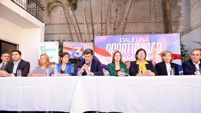 Efraín Alegre dio a conocer los nombres junto a su fórmula a la vicepresidencia, Soledad Núñez.
