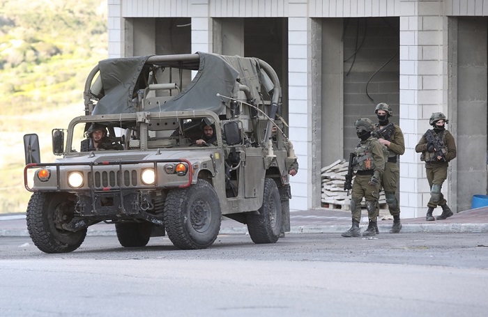 El ejército israelí afirmó que estaba operando en el área cuando los “sospechosos” fueron vistos huyendo, por lo que los militares abrieron fuego contra los jóvenes y mataron al menos a uno de ellos.