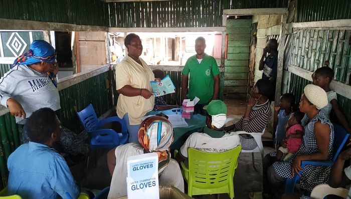 En Guinea Ecuatorial se prioriza la intervención comunitaria con charlas de sensibilización acerca de las medidas de prevención del virus de Marburgo.