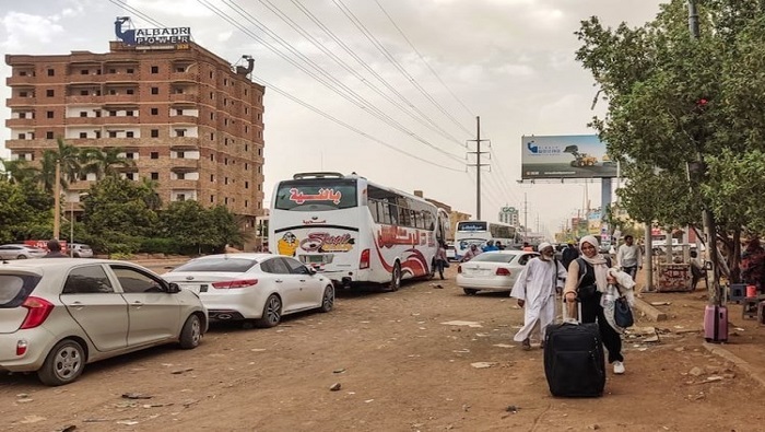 La evacuación de extranjeros continúa en Sudán. Varios países intensificaron sus esfuerzos para extraer a sus nacionales o miembros de misiones diplomáticas.