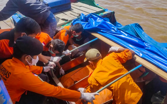 Los equipos de rescate pudieron evacuar a los sobrevivientes con la ayuda de navíos pesqueros que se encontraban en los alrededores.
