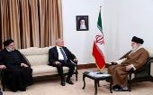 Durante su visita a Teherán, el mandatario iraquí (centro) sostuvo encuentros con su par iraní, Ebrahim Raisi (izquierda, en la imagen), y el líder de la Revolución Islámica iraní, ayatola Jameneí.