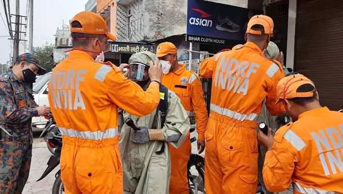La Fuerza Nacional de Respuesta a Desastres de India envió al lugar un equipo de 50 miembros, además de médicos, una ambulancia y un equipo de bomberos.