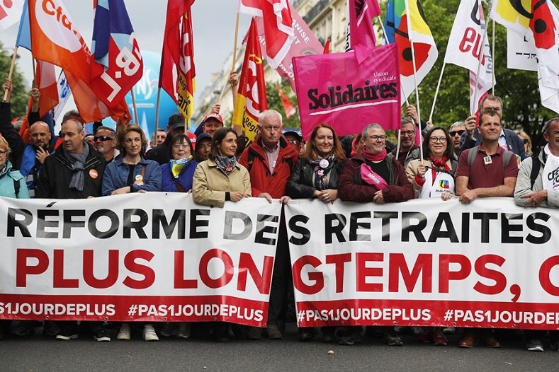 Los sindicatos franceses conmemoraron, este 1 de mayo, con una protesta sin precedentes contra la reforma de pensiones promulgada por el presidente Enmanuel Macron que extiende la edad de retiro de 62 a 64 años.