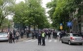 La policía ha bloqueado las calles que conducen a la escuela