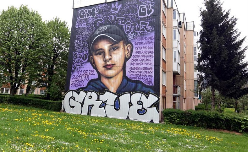 Las obras de arte están pintadas en un costado de algunos edificios que fueron parcialmente reconstruidos con donaciones recaudadas por campeón de Fórmula 1 Michael Schumacher después de la guerra en Bosnia. 