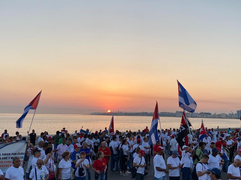Desde temprano en la mañana, los trabajadores y el pueblo de La Habana se concentró en los alrededores del Malecón para participar en el acto que ratifica su compromiso con Cuba y el socialismo.