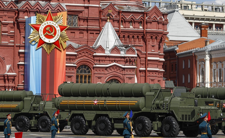 En el desfile de Moscú participan tradicionalmente miles de soldados con todo tipo de armas, incluidos tanques, aviación, e incluso misiles intercontinentales. 