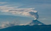El volcán se encuentra a unos 45 kilómetros de Quito, la capital del país.