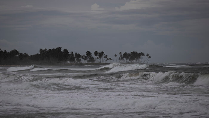 La costa de Bangladesh recibe los primeros vientos del ciclón Mocha.
