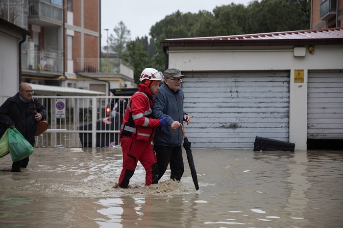 En Faenza, Forlì y Rávena continúan los rescates de las personas que se quedaron atrapadas en sus casas o se refugiaron en los techos.