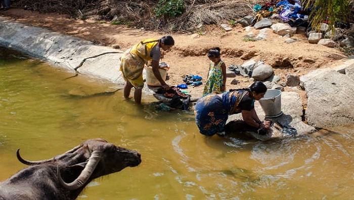 Problemas de acceso a agua potable y saneamiento básico resultan la causa principal de las epidemias de cólera, agravadas por los conflictos y movimientos de personas que implican.