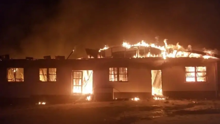 El fuego se originó en el dormitorio de una secundaria ubicada a unos 322 kilómetros al sur de la capital.