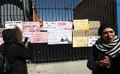 Varias personas protestan en contra de la Iglesia católica pegando carteles en las puertas del seminario San Jerónimo, en la capital boliviana.