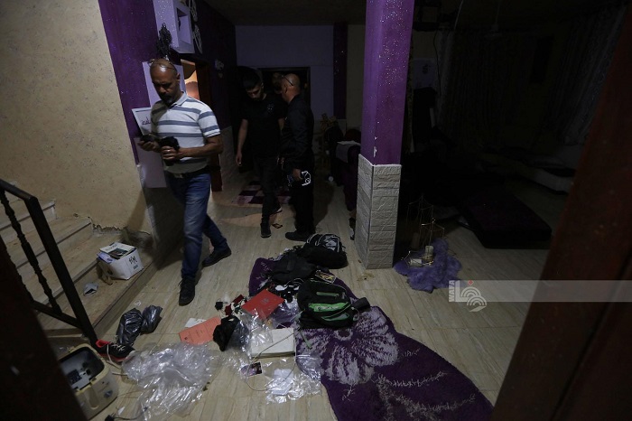 Las fuerzas de ocupación dispararon balas y bombas de gas tóxico contra los palestinos y sus casas.