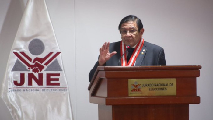El Presidente del JNE, Jorge Luis Salas Arenas, señaló que hay personas que están pensando que pueden hacer control político de las autoridades electorales.