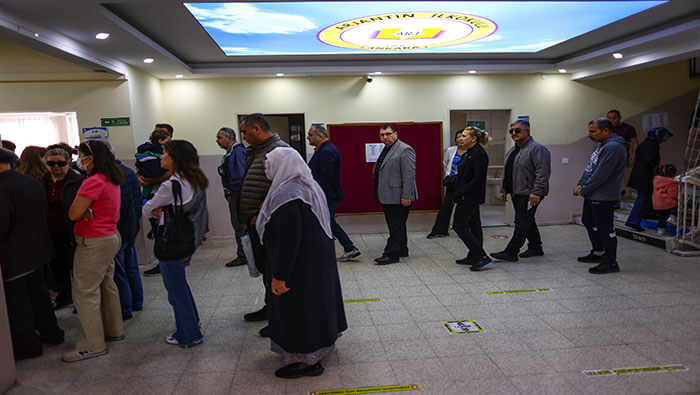 Votantes acuden a centros de votación para participar en la segunda vuelta electoral.