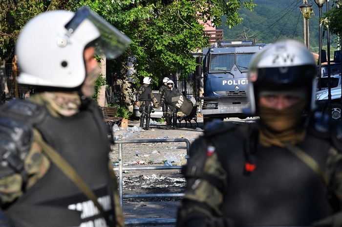 Las (KFOR) y la Policía local, dispersaron violentamente, este lunes, las manifestaciones que se produjeron cerca de los edificios administrativos de los municipios de Zvecan, Leposavic y Zubin Potok.