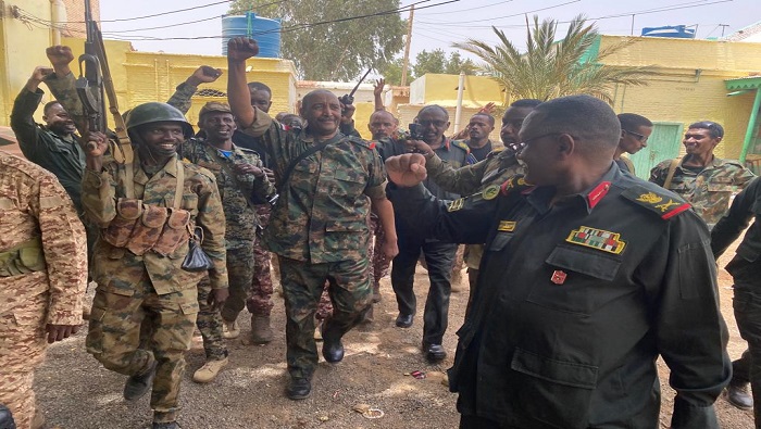 El general Abdel Fattah al Burhan visitó tropas desplegadas en Jartum y declaró que el Ejército está listo para luchar hasta la victoria.