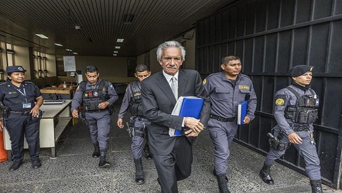Rodeado de agentes del sistema penitenciario, Zamora Marroquín abandona la sede del Tribunal Octavo de Justicia Penal de Guatemala.
