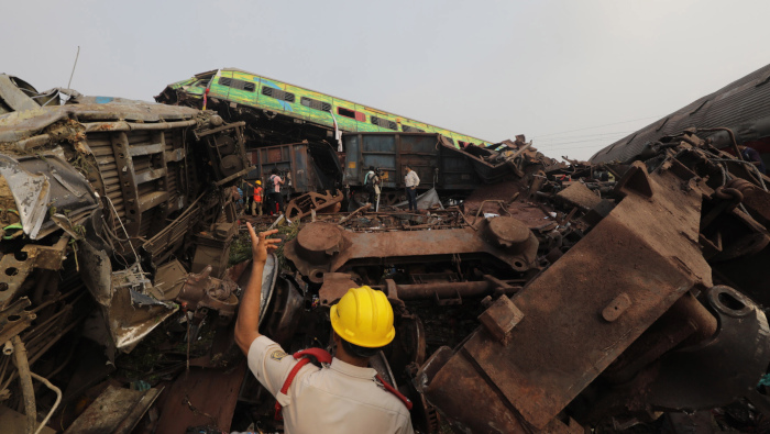 El accidente ocurrió cuando dos trenes de pasajeros y uno de mercancías chocaron en la ciudad de Balasore, por razones que aún se investigan.