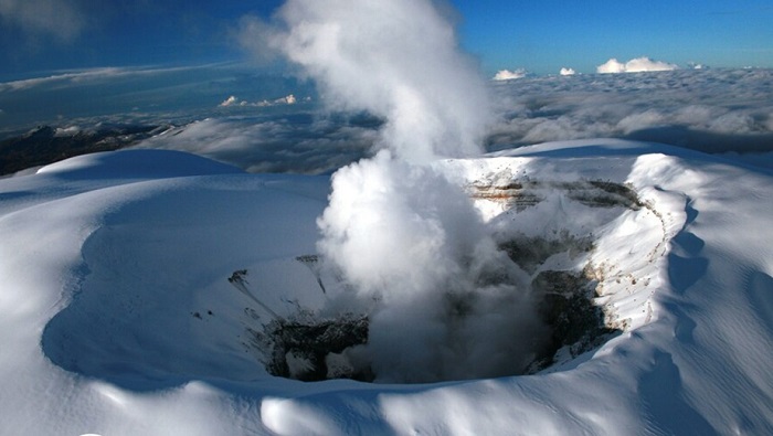 El Nevado del Ruiz forma parte del Parque Nacional Natural Los Nevados, con volcanes o elevaciones cubiertas por glaciares en descenso desde 1985 por el calentamiento global.